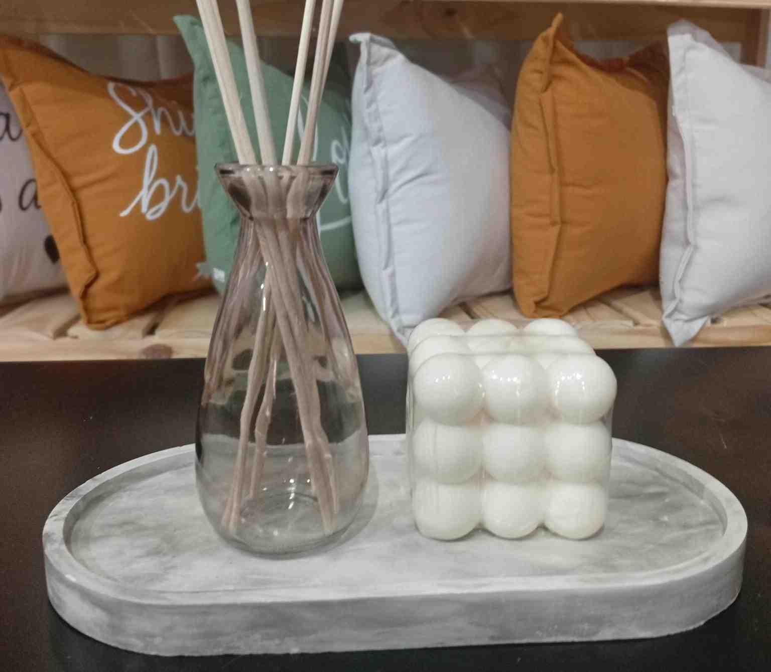 CONTENEDOR DIFUSOR FLORERO LARGO GRIS CON VARITAS